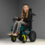 Favorisez l’indépendance et le bien-être de votre enfant avec un fauteuil roulant électrique